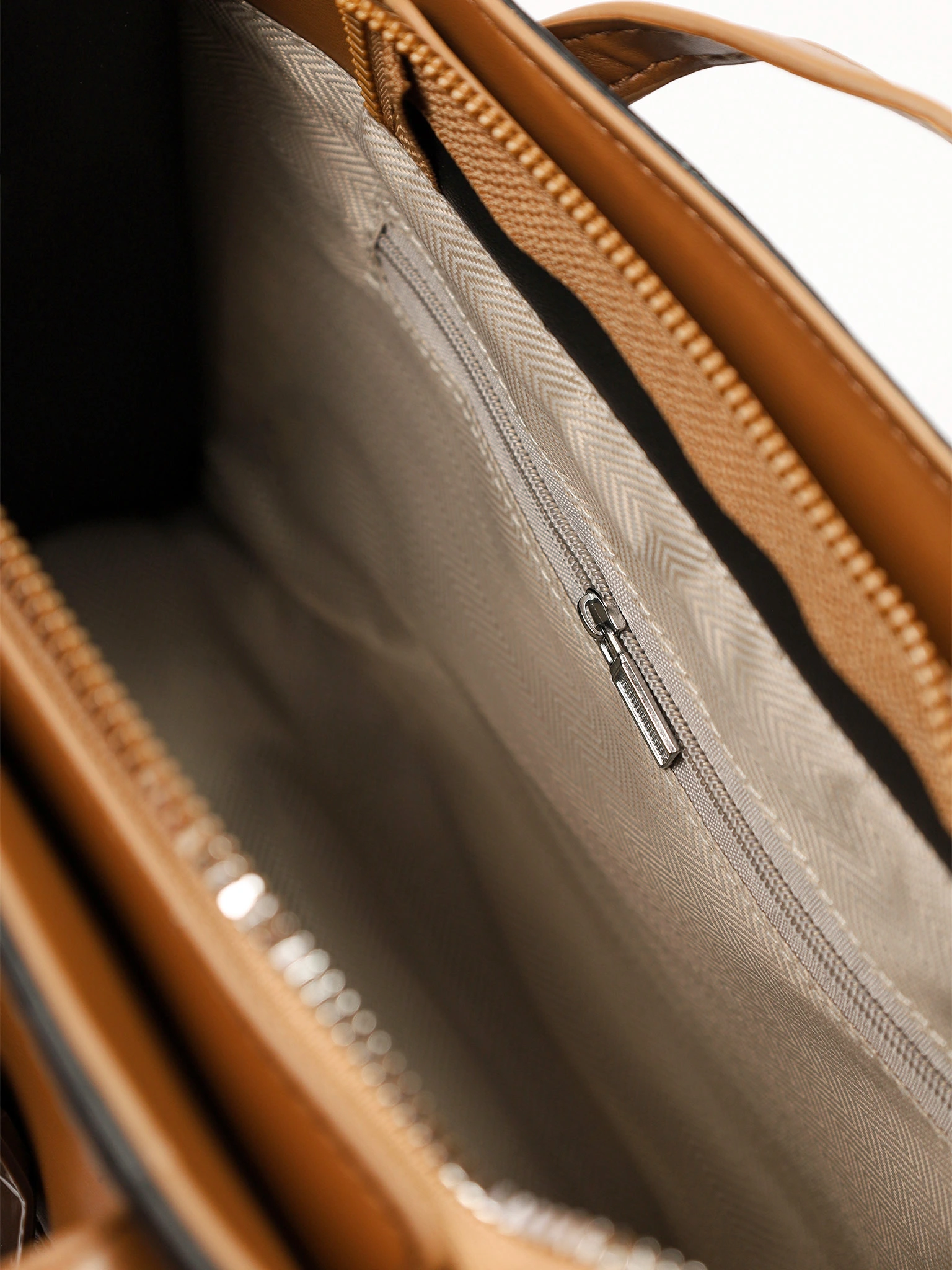 Сумка-тоут с декоративным брелком в ассортименте